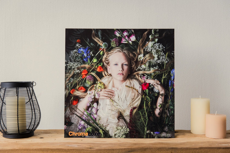 ChromaLuxe wanddecoratie op een houten plank